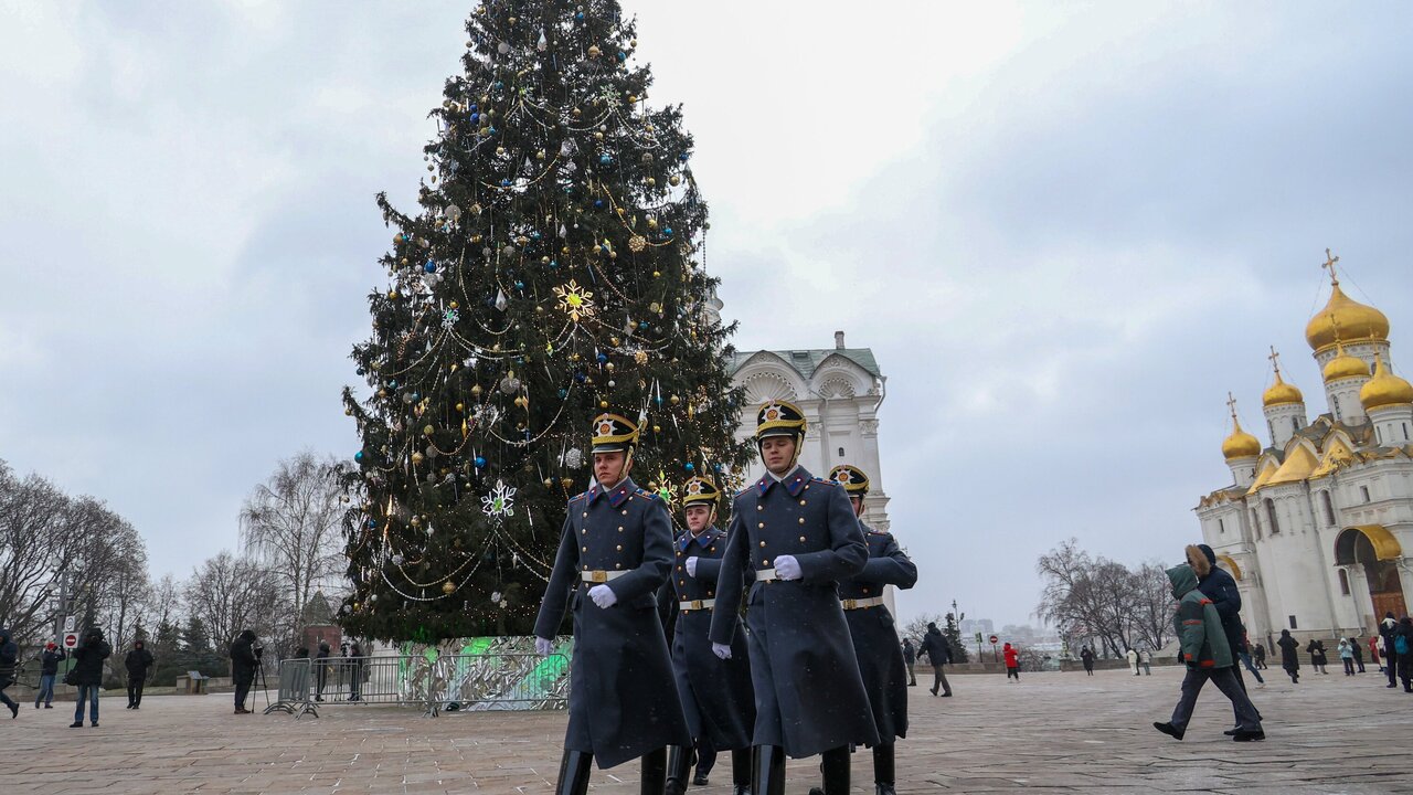 Елка в Кремле вошла в десятку самых высоких новогодних деревьев в мире