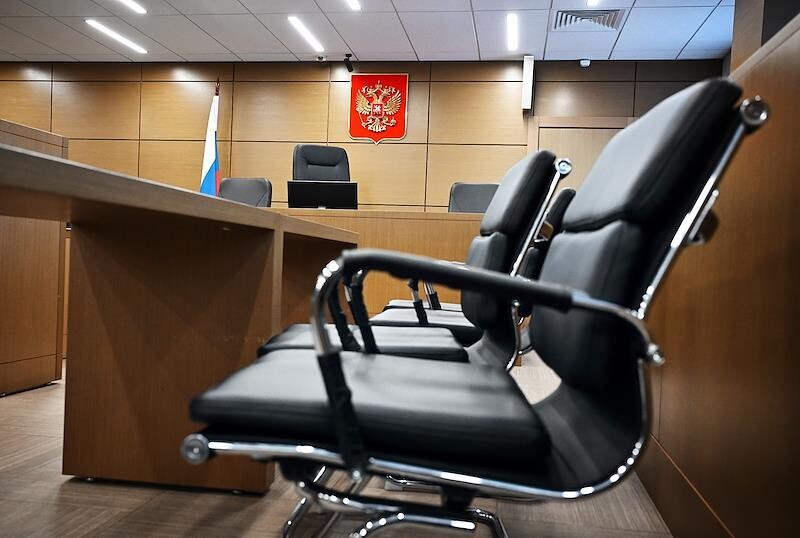 Mash: Экс-налоговик обналичил деньги через родственницу и подал на нее в суд