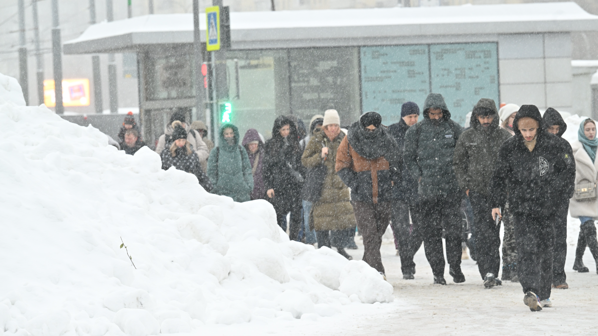 Снежные сугробы в Москве