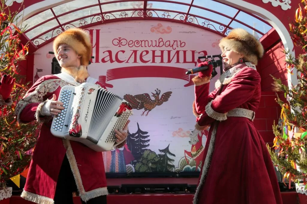 Блины, ремесла и спорт: как Москва отмечает Масленицу