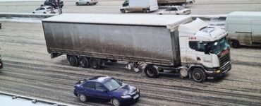 Движение затруднено на МКАД и ТТК из-за буксующих грузовиков