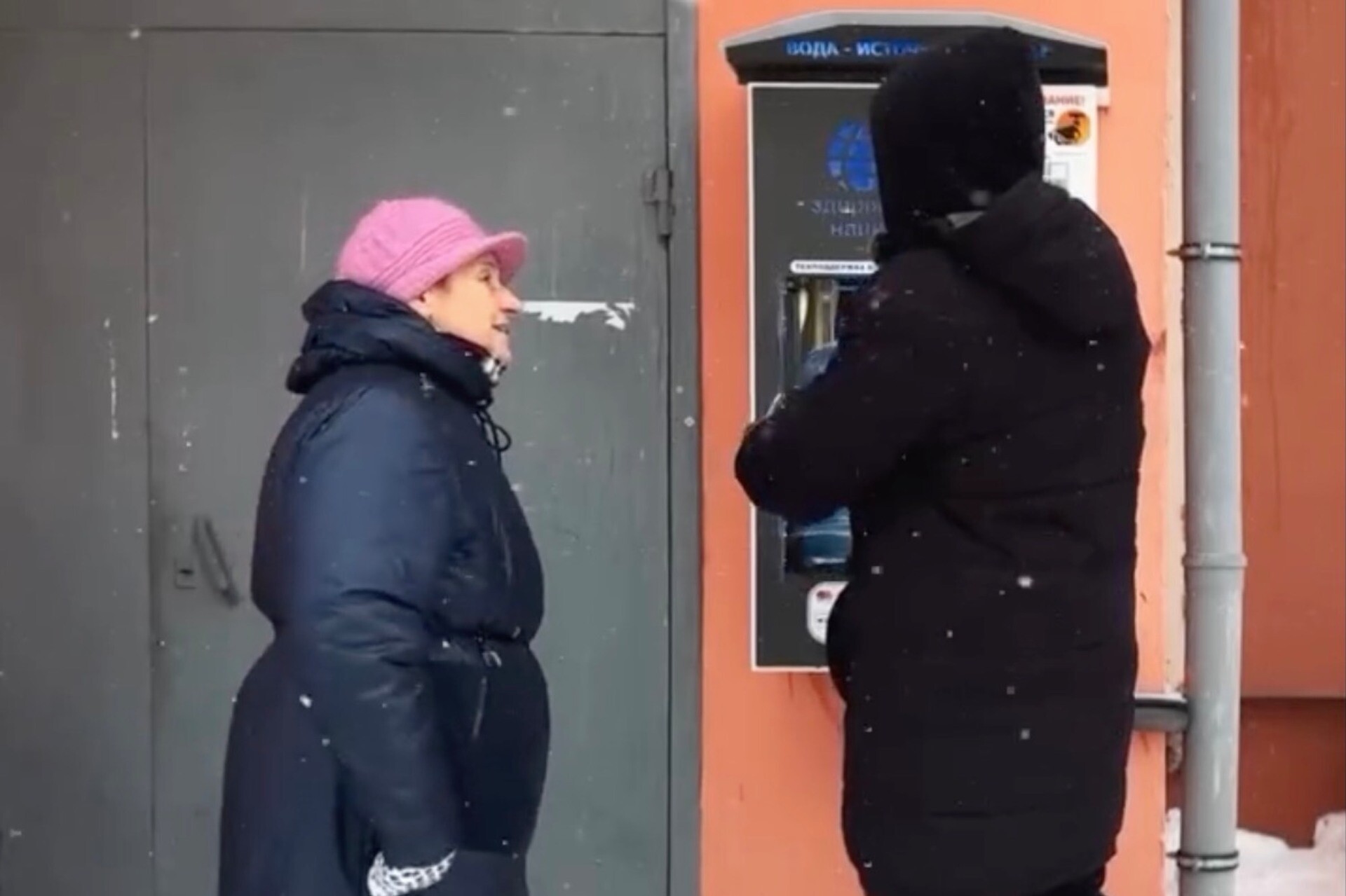 Пенсионерка из Москвы разговаривает с нигерийцем