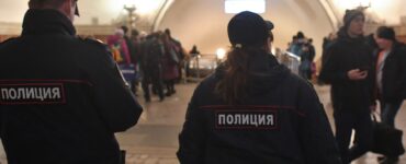 Москвичка распылила перцовый аэрозоль в лицо пассажира, задевшего ее в метро