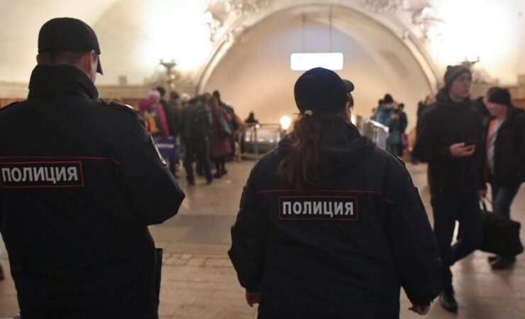 Москвичка распылила перцовый аэрозоль в лицо пассажира, задевшего ее в метро