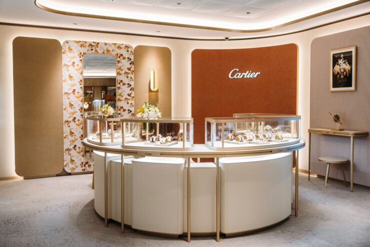 Россиянка была оштрафована в Шереметьево из-за подарка в виде Cartier