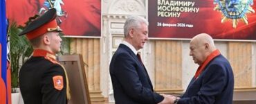 Собянин вручил знак «Почетного гражданина Москвы» Герою Труда России Ресину