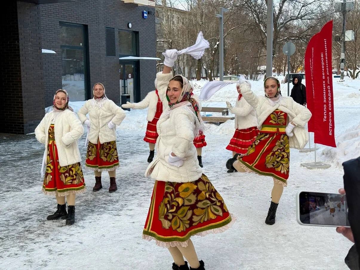 В Москве для новоселов реновации стартовал цикл зимних праздников «Тепло зимних вечеров: встреча соседей»  фото