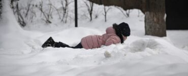 В Москве 10-летняя девочка провалилась в глубокий сугроб