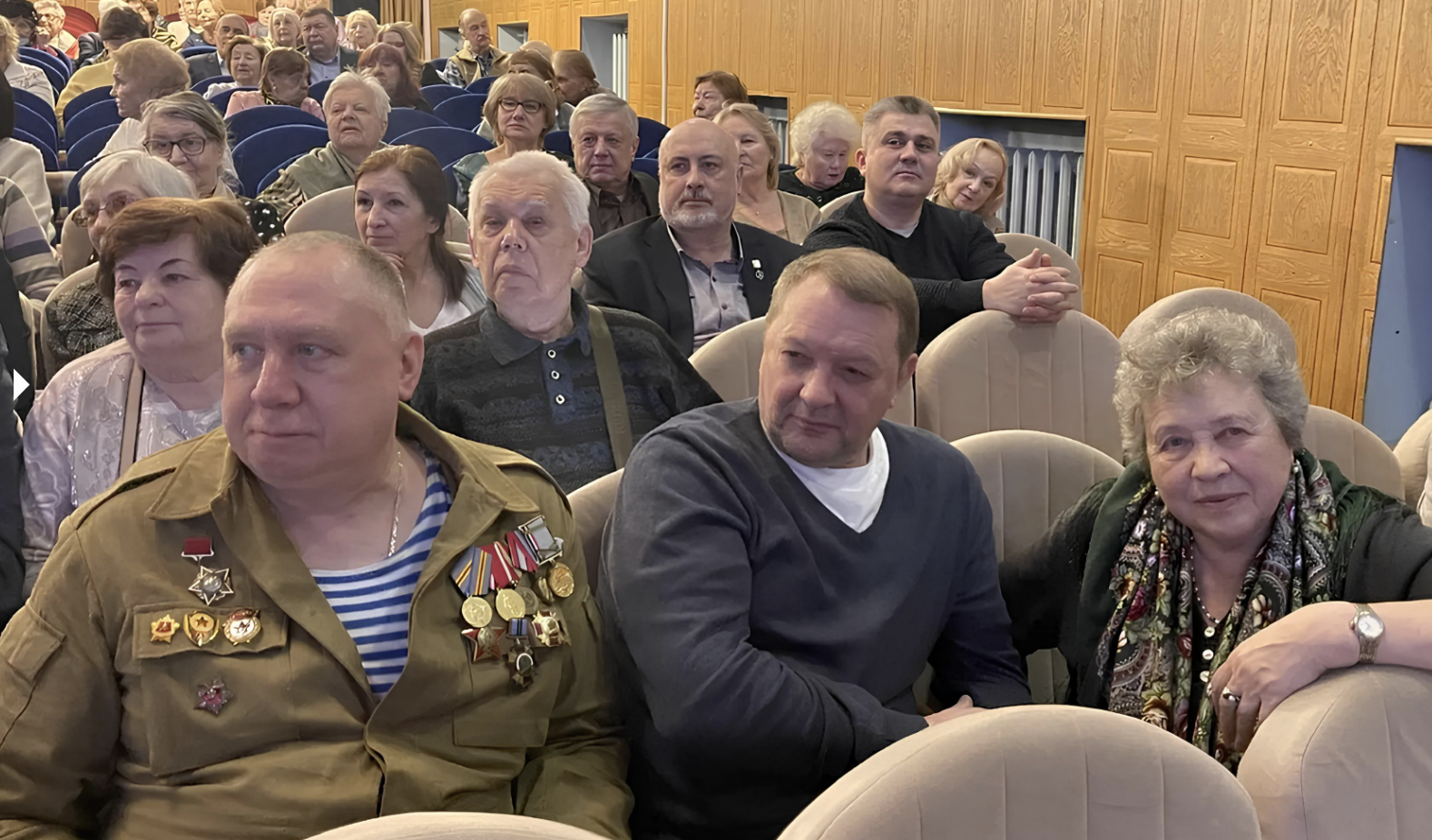 Артист театра имени Моссовета выступил перед ветеранами и активистками Сокольников фото