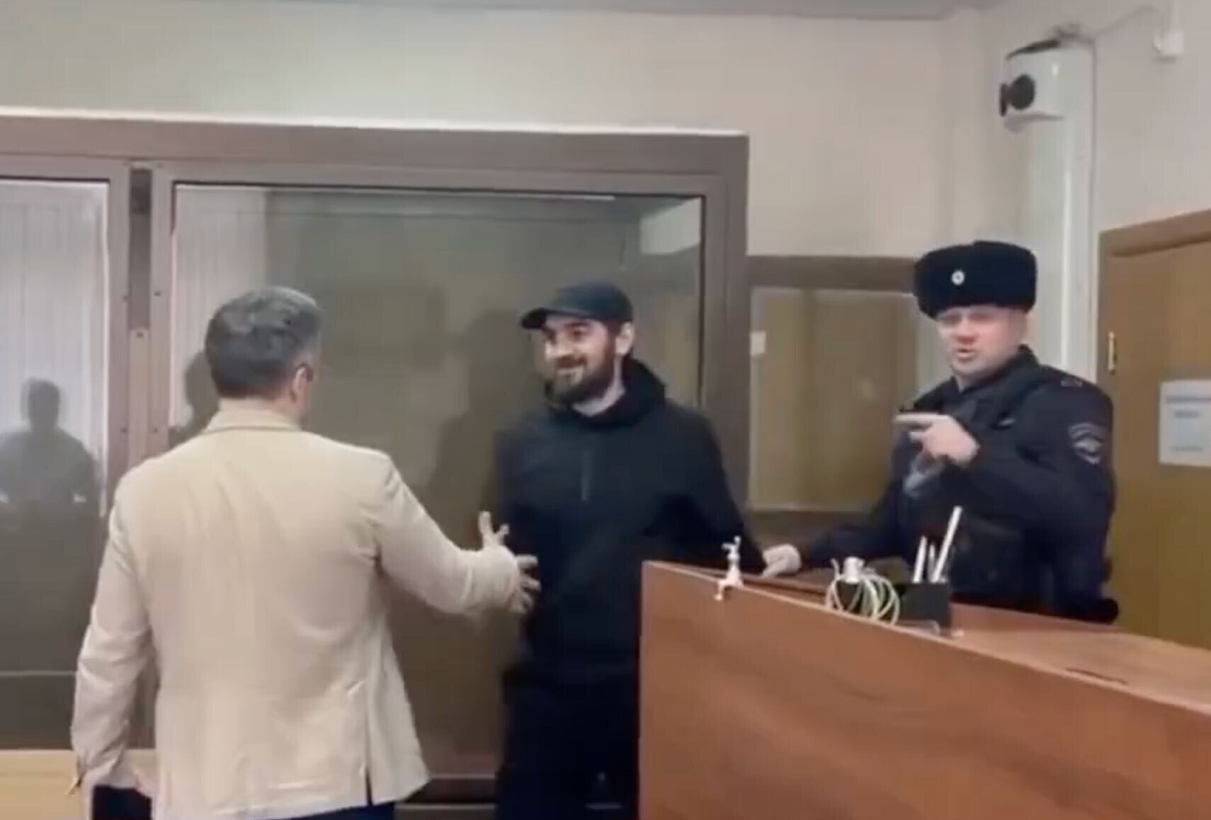 Заур Исмаилов у памятника Ветеранам МЧС России