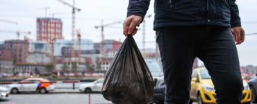 Москвичам, которые оставляют мусор возле двери в подъезде, грозит штраф до 15 тысяч рублей