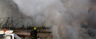 Нефтебазу в Тихорецке тушит пожарный поезд