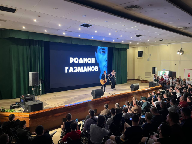 Персонал госпиталя для ветеранов войн № 3 поздравили с 8 Марта