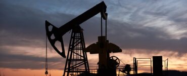 После роста в понедельник цены на нефть упали