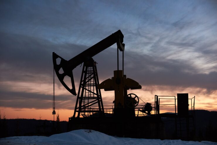 После роста в понедельник цены на нефть упали