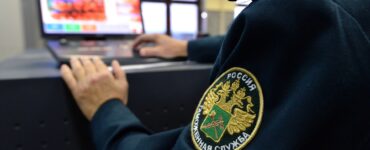 Россиянин привез из Китая украшения и часы и попал под дело о контрабанде