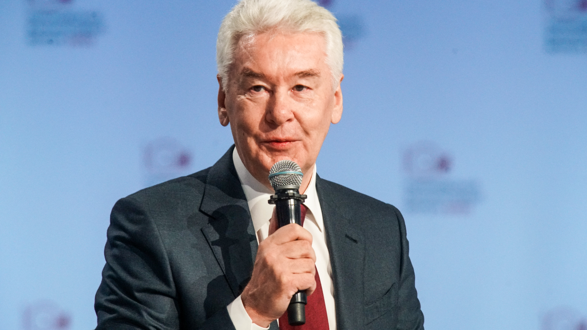 Сергей Собянин вручает награды