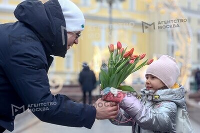 Сотрудники Аэроэкспресса раздают тюльпаны 8 марта