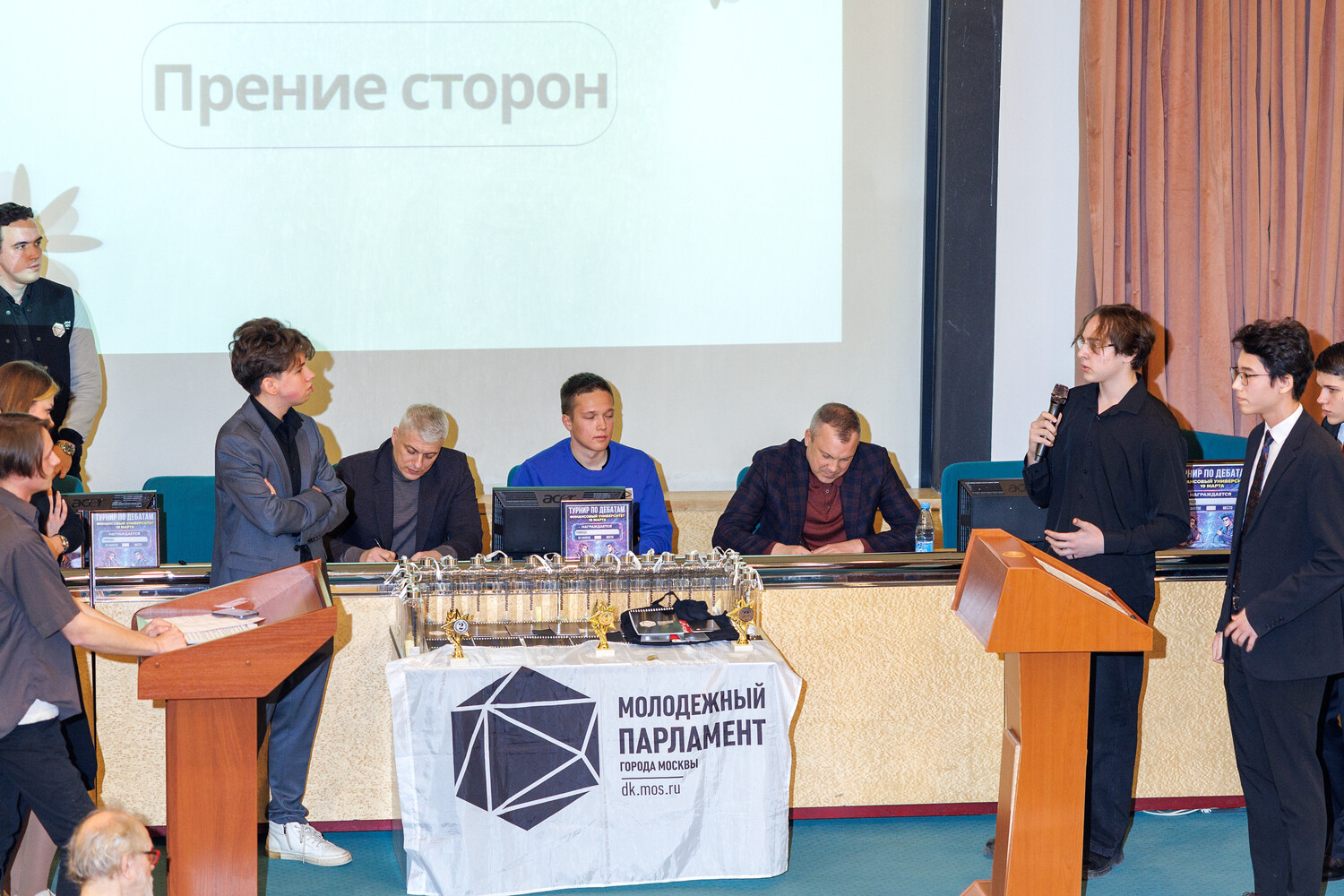 Турнир по дебатам прошел среди старшеклассников, студентов и активистов в районе Филевский Парк  фото