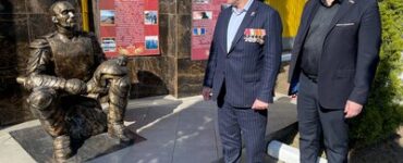 Участник СВО Александр Шелковой почтил память павших сотрудников правопорядка