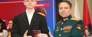 Участник СВО Эльдар Шарипов вручил первые паспорта москвичам в САО