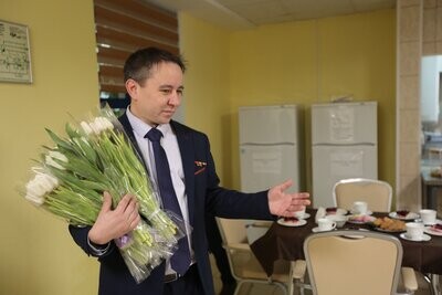 Ветеран СВО Эльдар Шарипов поздравляет женщин
