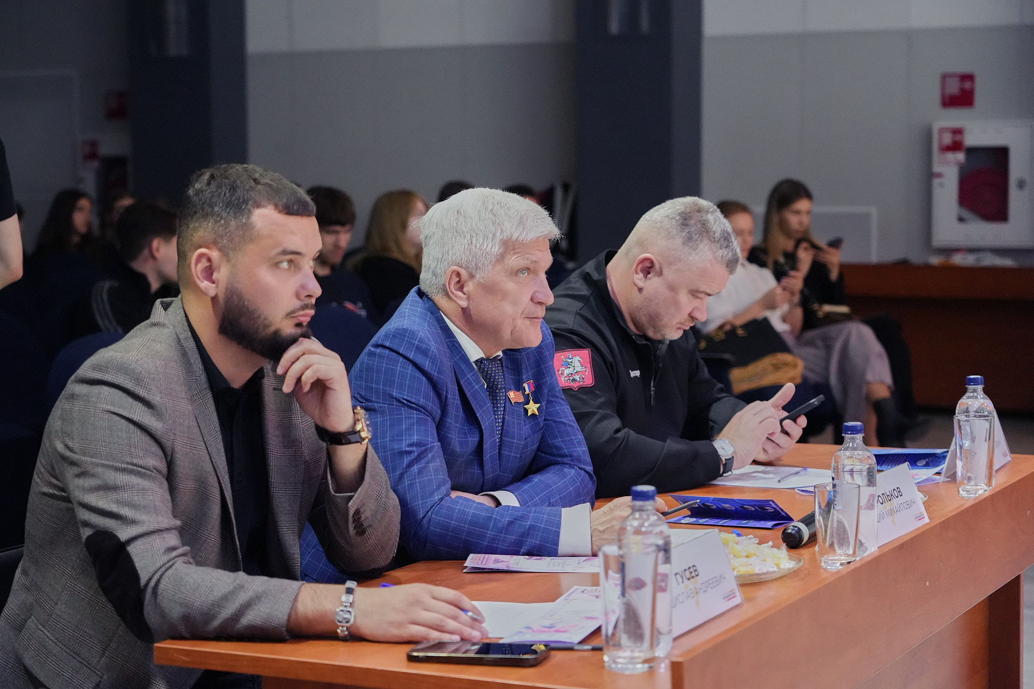 Третий тур городской Лиги дебатов: десять команд, пять тем и рост ораторского мастерства Участники дебатов на сцене