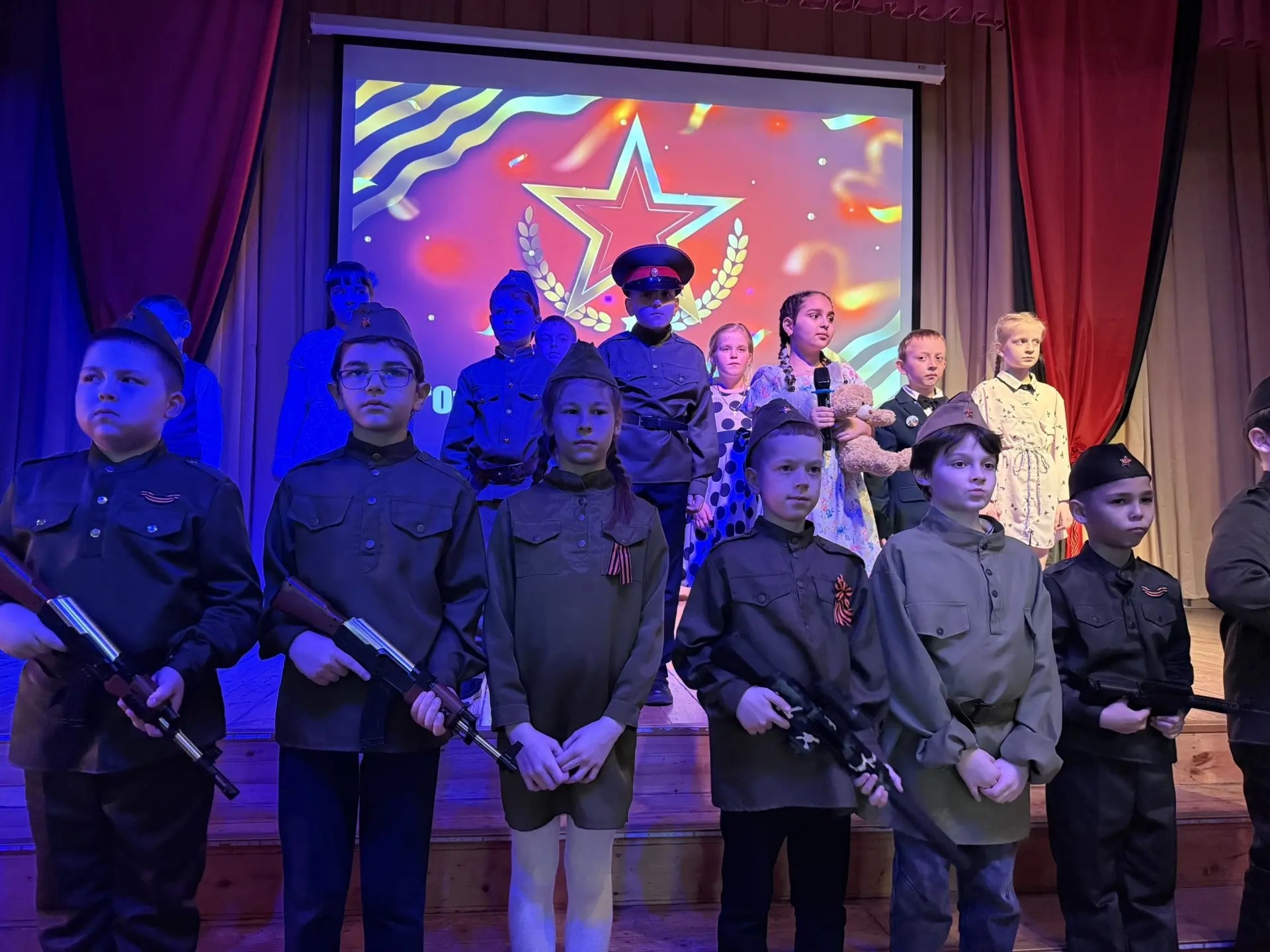 Гала-концерт «О героях былых времен» прошел в Некрасовке фото