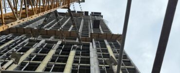 Двое рабочих погибли в результате падения строительных материалов в Москве