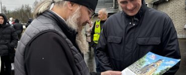 Евгений Нифантьев вместе с активистами Молодежного штаба организовал акцию по раздаче тематических календарей к Пасхе  фото