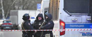 Голую 35-летнюю женщину с ножевыми ранами нашли возле дома на Лобачевского в Москве