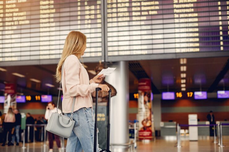 Летом пускать в самолеты начнут по биометрии