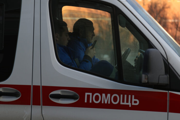 «МК»: В Москве самокатчик не смог обогнать таксиста и напал на него с ножом