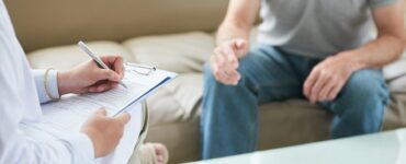 Медики Подмосковья привели на работу 96 своих друзей