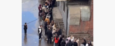Москвичи выстроились в очередь за бесплатными тюльпанами и попали на видео