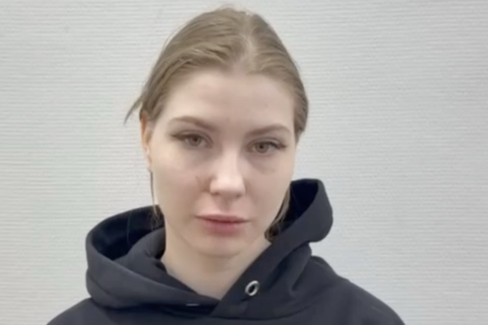 Женщина, сделавшая кальян на куличе