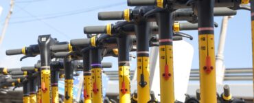 Школьники на электросамокате сбили пенсионера в Москве и скрылись