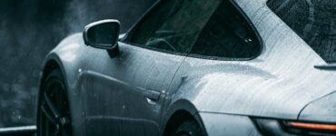 В Москве мужчина справил нужду на Porsche и получил 15 суток ареста