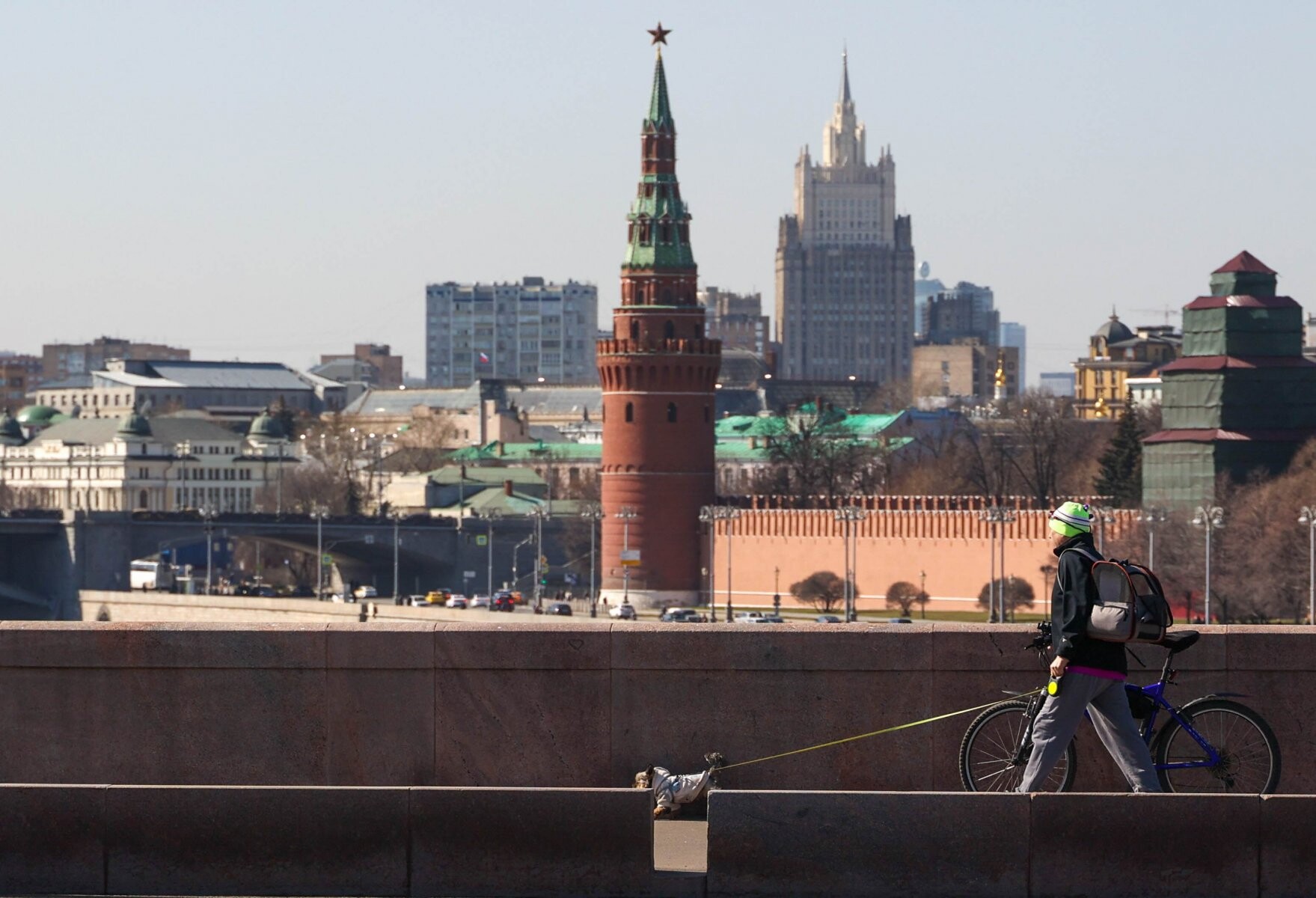 Уборка на набережных Москвы