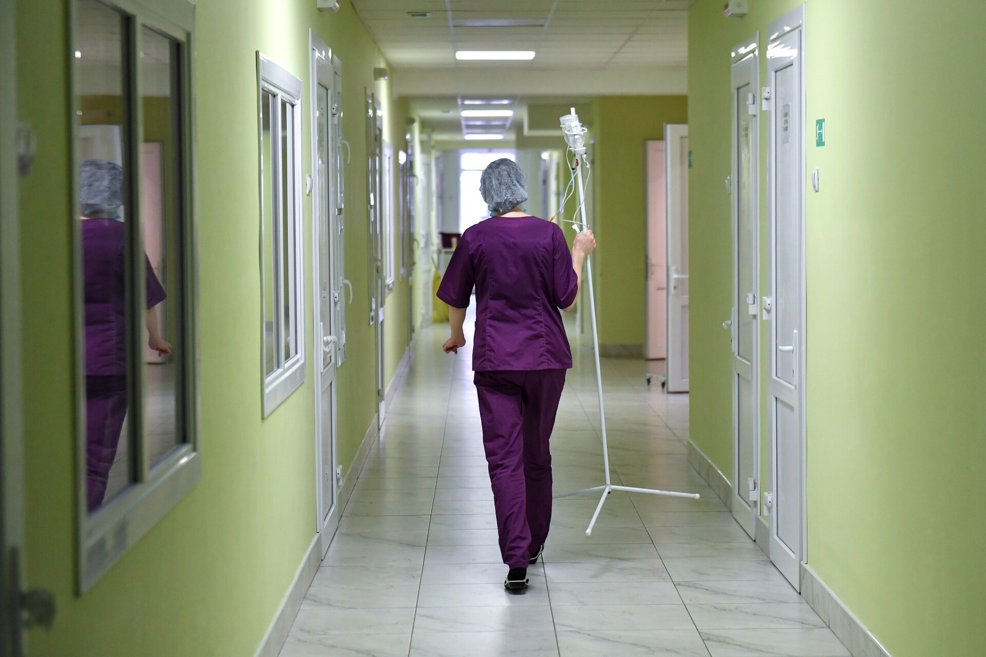 Врачи проводят операцию ребенку