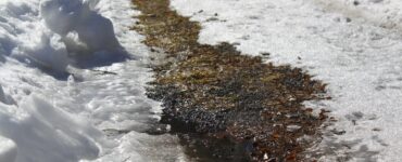В Подмосковье снова стали обрабатывать дорогу против льда