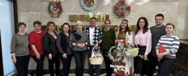 Эдуард Шонов передал пасхальные куличи в госпиталь имени П. В. Мандрыка  фото