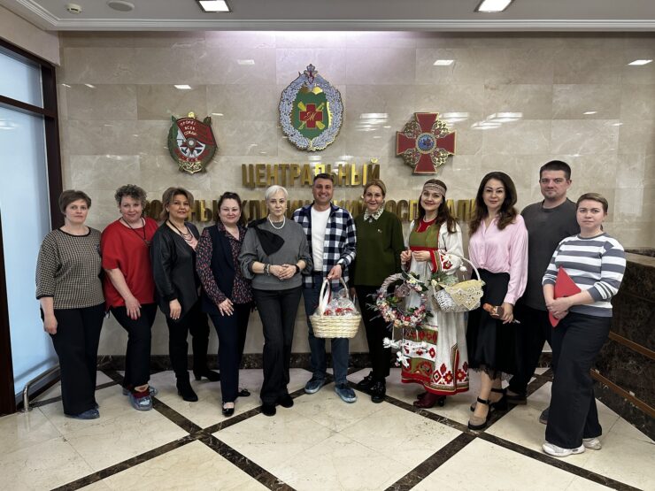 Эдуард Шонов передал пасхальные куличи в госпиталь имени П. В. Мандрыка  фото