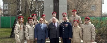 Ветеран боевых действий Эдуард Шонов принял участие в церемонии возложения цветов к бюсту маршала Баграмяна в школе № 1222  фото