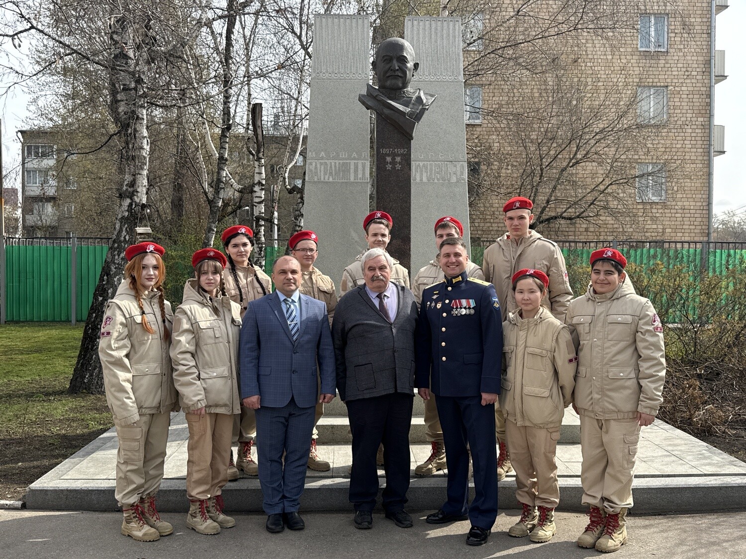 Ветеран боевых действий Эдуард Шонов принял участие в церемонии возложения цветов к бюсту маршала Баграмяна в школе № 1222