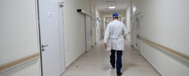 Забелин: Врачи прооперировали лишившегося пальцев из-за взрыва петарды мальчика