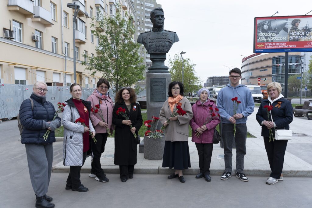 Участники движения «Мой район» в Щукино приняли участие в торжественных мероприятиях ко Дню Победы  фото