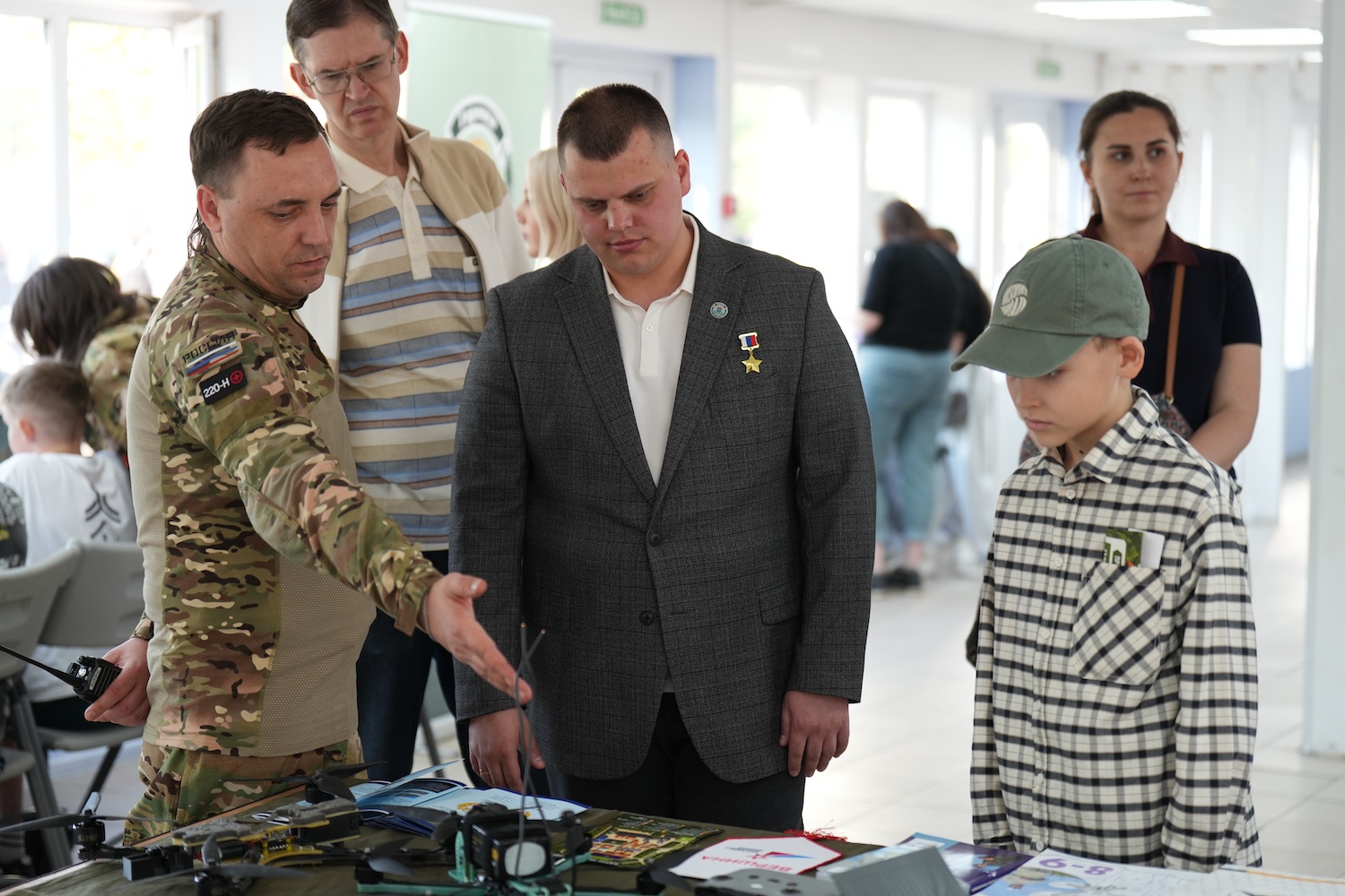 Герой России Эдуард Казымов наградил победителей военно-патриотической игры «Зарница» в СЗАО  фото