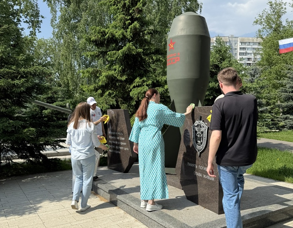 В Рязанском районе провели патронатную акцию в сквере Полетаева В Рязанском районе провели патронатную акцию в сквере Полетаева фото