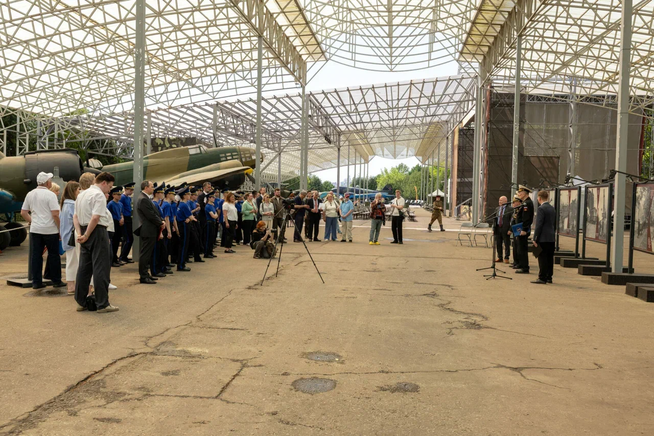 Активисты проекта «Город героев» посетили фотовыставку «Мариуполь — город воинской славы» в музее «Г.О.Р.А.»